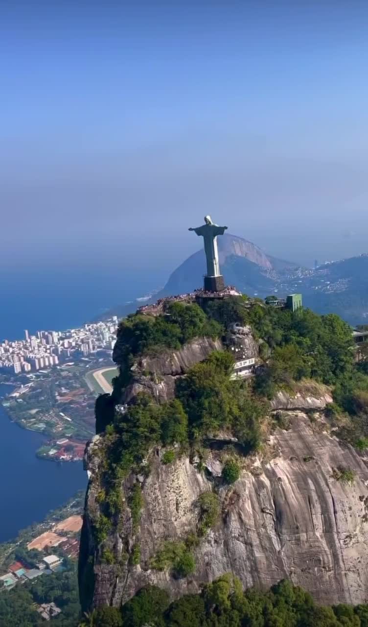 Гора Корковадо известна своей статуей Христа Искупителя, установленной на вершине. Подняться на г... смотреть онлайн