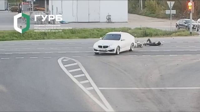 Водитель BMW не уступил дорогу мотоциклисту и устроил ДТП смотреть онлайн