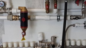 Установка сепаратора воздуха и грязи в рабочую систему отопления.