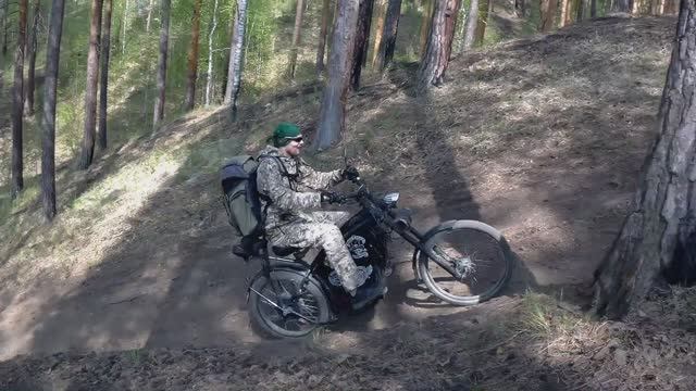 Катаем трейлы и грунты на электробайках. Чуть не влетел в дерево на электрочоппере. Трешак.