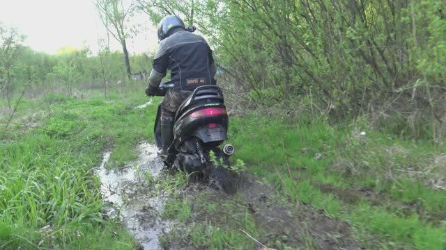 Скутер YAMAHA на гусенице \ проверяем на внедорожье смотреть онлайн