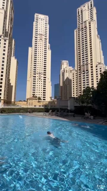 Дима плавает в бассейне Дубай #Gektalife #shorts