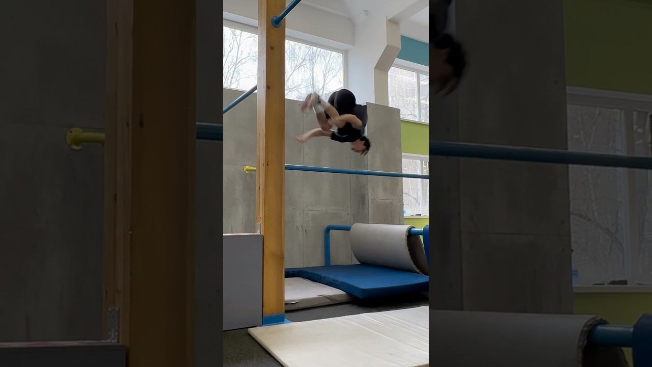 ДЕЛАЮ САЛЬТО НА ТРУБУ С ТУРНИКА #parkour #tricks #workout #flip смотреть онлайн
