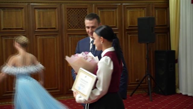 Дмитрий Демешин вручил свидетельства о ежемесячных стипендиях одаренным детям и талантливой молодежи смотреть онлайн