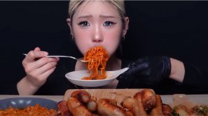 🔥🍲 Мукбанг и Mukbang : МИЛАЯ ДЕВУШКА против ОГНЕННОЙ ЕДЫ! Говяжьи кишки, острая лапша Buldak...