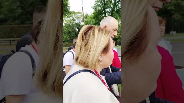 Куда? В Петергоф!