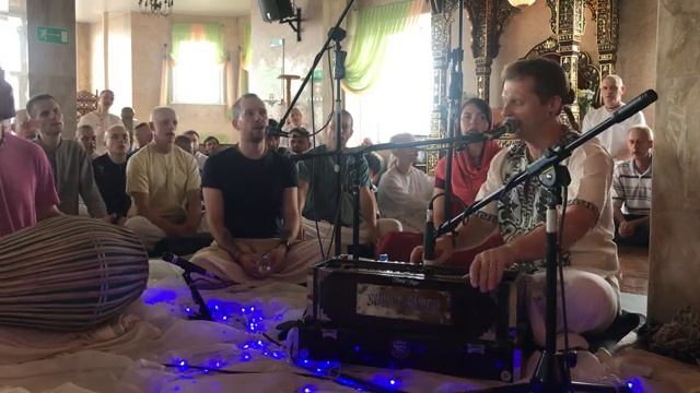 ХАРЕ КРИШНА КИРТАН - ТАРАНА ЧАЙТАНЬЯ ПРАБХУ и ДХИРА КРИШНА ПРАБХУ