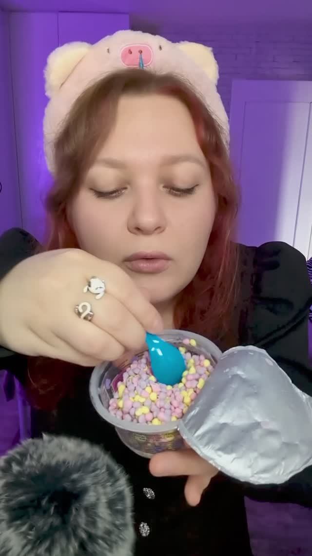 АСМР Мороженое с шариками из Вкусвилл 🍨🥶 итинг/мукбанг ASMR EATING ICE CREAM #asmr #асмр #eating смотреть онлайн