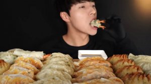 🔥🍲 Мукбанг и Mukbang : КРАСИВЫЙ ПАРЕНЬ пробует 5 ВИДОВ ПЕЛЬМЕНЕЙ! Дим-самы, Острые, С креветкой..