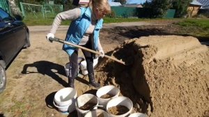 засыпаем дренаж песком ,в подвале ,в деревенском доме.