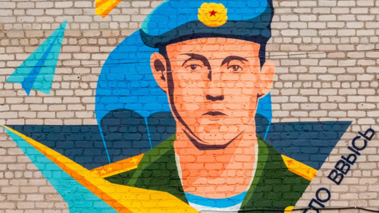 Время не лечит. Мурал в память о Герое России Викторе Романове в Сосьве