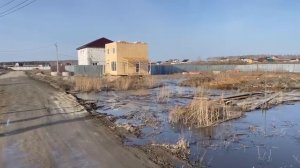 Подтопление дороги в частном секторе из-за паводка и отсутствия водоотведения