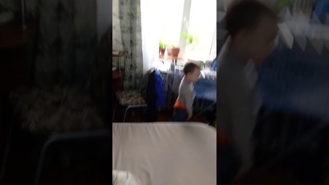 Максим пришёл с садика. смотреть онлайн