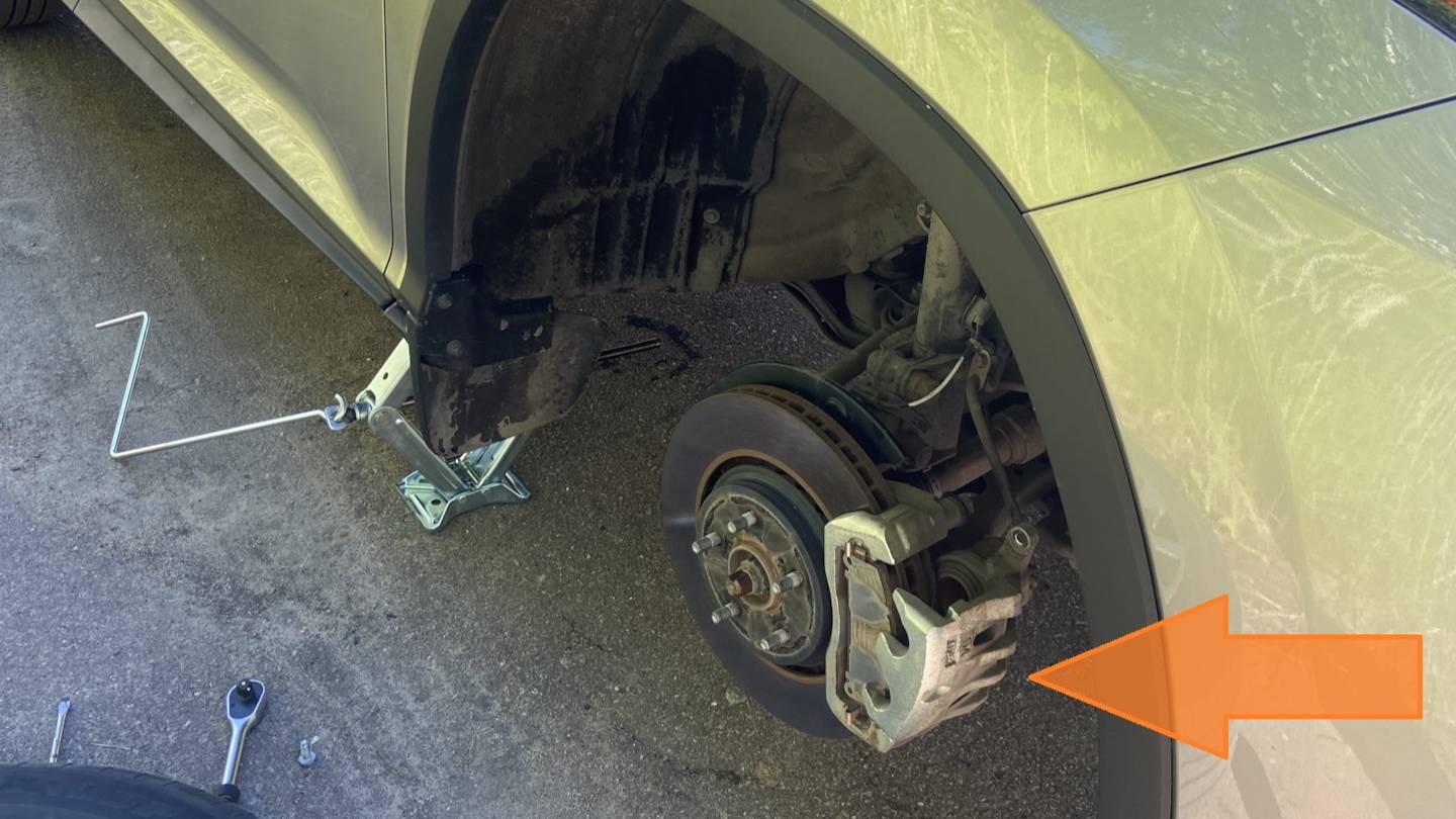 Замена передних тормозных колодок и тормозных дисков на Lexus RX350 RX200t RX300  4G  2015-2022