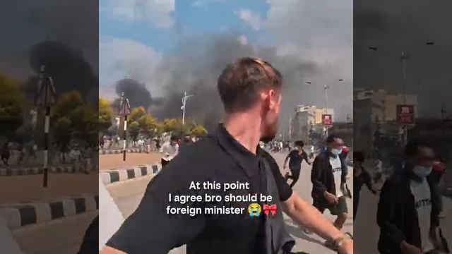 Британский блогер wehatethecold за несколько дней стал звездой протестов в Непале #shorts