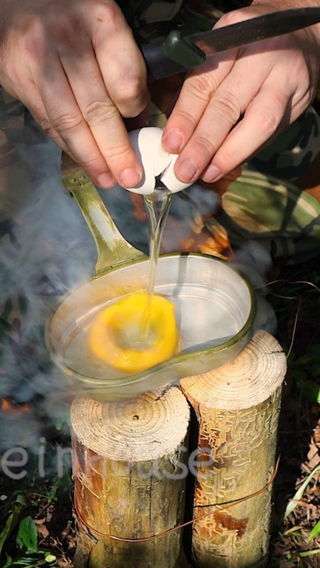 Этот лайфхак пригодится в походе - Свеча из трех бревен смотреть онлайн