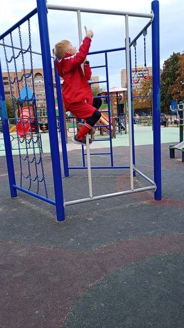 подписчики срочно заходите в описание. просто на этом видео. Илюха потерял сознание