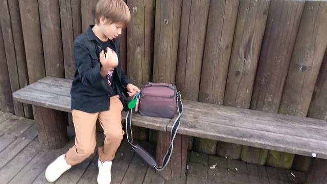 Ротан жадно ест приманку.