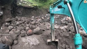 Строительство, экскаватор копает песок