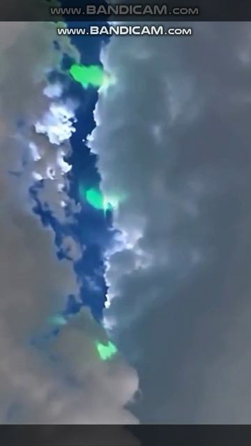 Это просто невероятно в небе творится очень странное смотреть онлайн