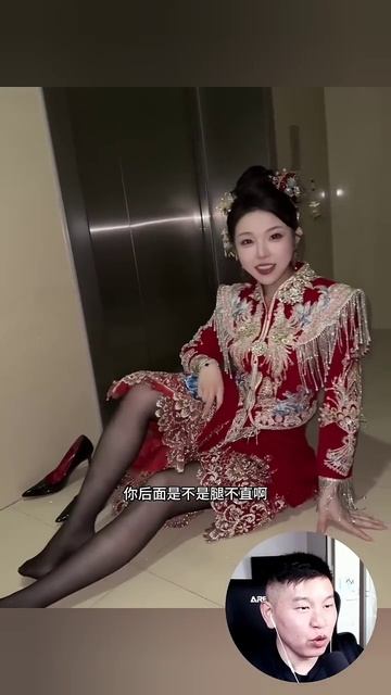 Дон Ии тренирует растяжку