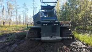 Засадил вездеход в болоте .