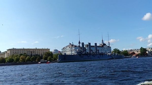 Вид на крейсер Аврора с воды