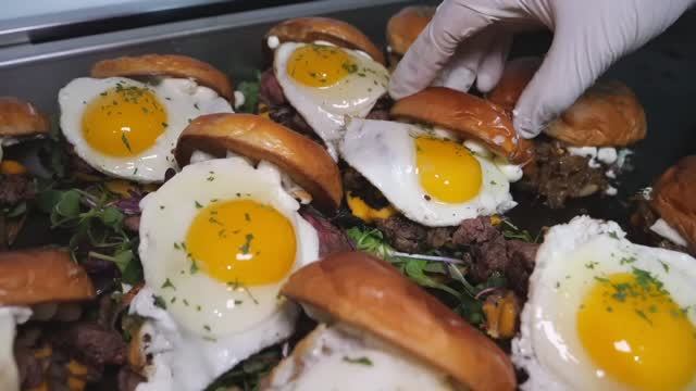 Лучший куриный бургер в мире хрустящим снаружи и мягким внутри. смотреть онлайн