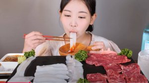 🔥🍲 Мукбанг и Mukbang :  ДЕВУШКА ест на камеру СЫРУЮ рыбу и мясо! Тюрбо, говяжья грудинка | ASMR