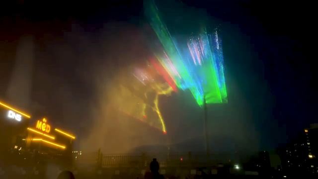 Лазерное шоу на фонтане в Улан-Удэ с очень близкого расстояния смотреть онлайн