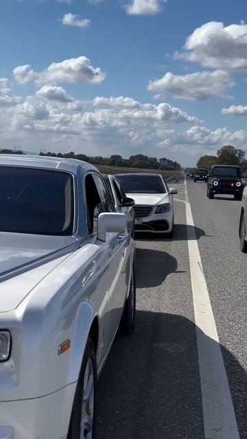 В Чечне засняли элитный свадебный кортеж из люксовых автомобилей, стоимость в несколько миллиардов смотреть онлайн