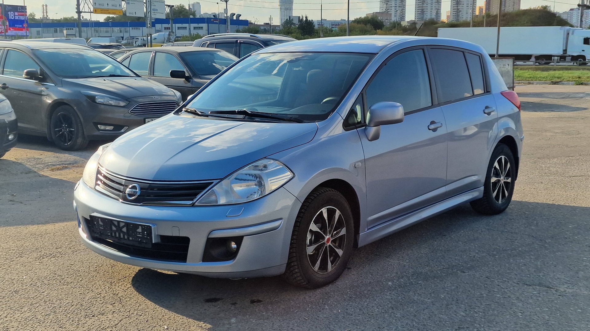 Nissan Tiida (2011) смотреть онлайн