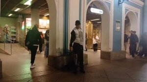 ТАНЦОР МАЙКЛ ТАНЦУЕТ НА НЕВСКОМ ПРОСПЕКТЕ