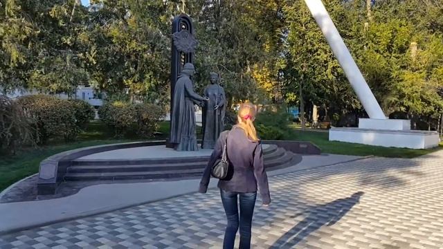 Ростов-на-Дону. Памятник Петру и Февронии в парке им. Октябрьской Революции.