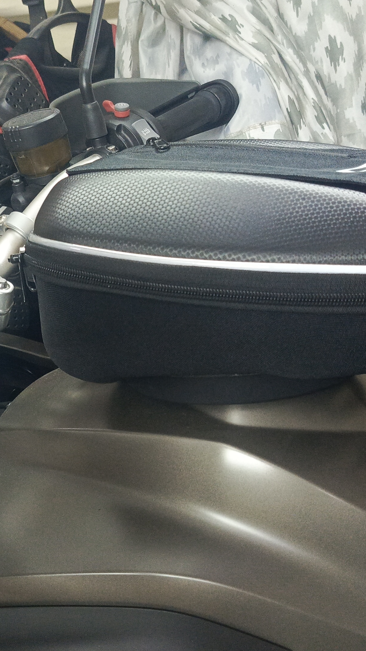 Сумка на бак мотоцикла со странным названием "Cucyma". С Озона. смотреть онлайн