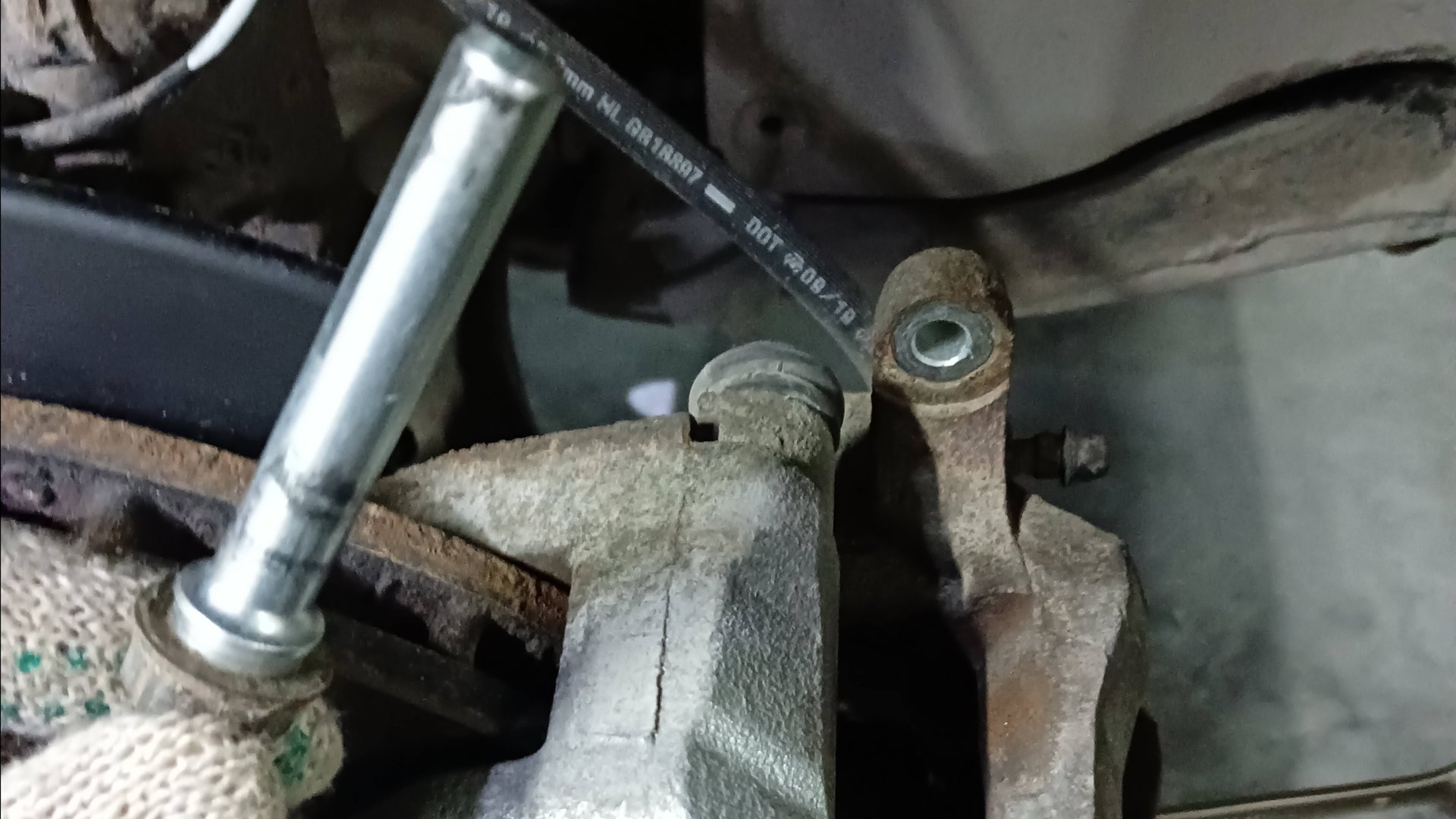 Замена передних тормозных колодок, обслуживание направляющих суппорта Lexus RX350 RX200t RX300