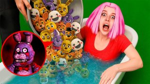 я кинула в ванну ВСЕ БОМБОЧКИ АНИМАТРОНИКОВ Freddy, Foxy, Bonnie, Chica, Springtrap
