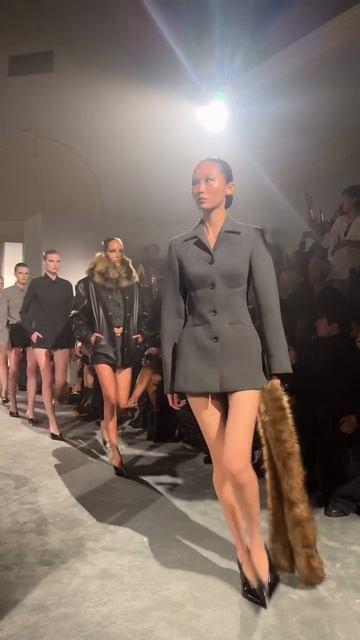 Alexander Wang показ (весна-лето 2026) ss26 смотреть онлайн