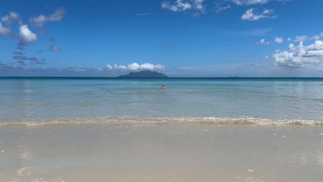 Райский пляж Beau Vallon на Сейшелах.