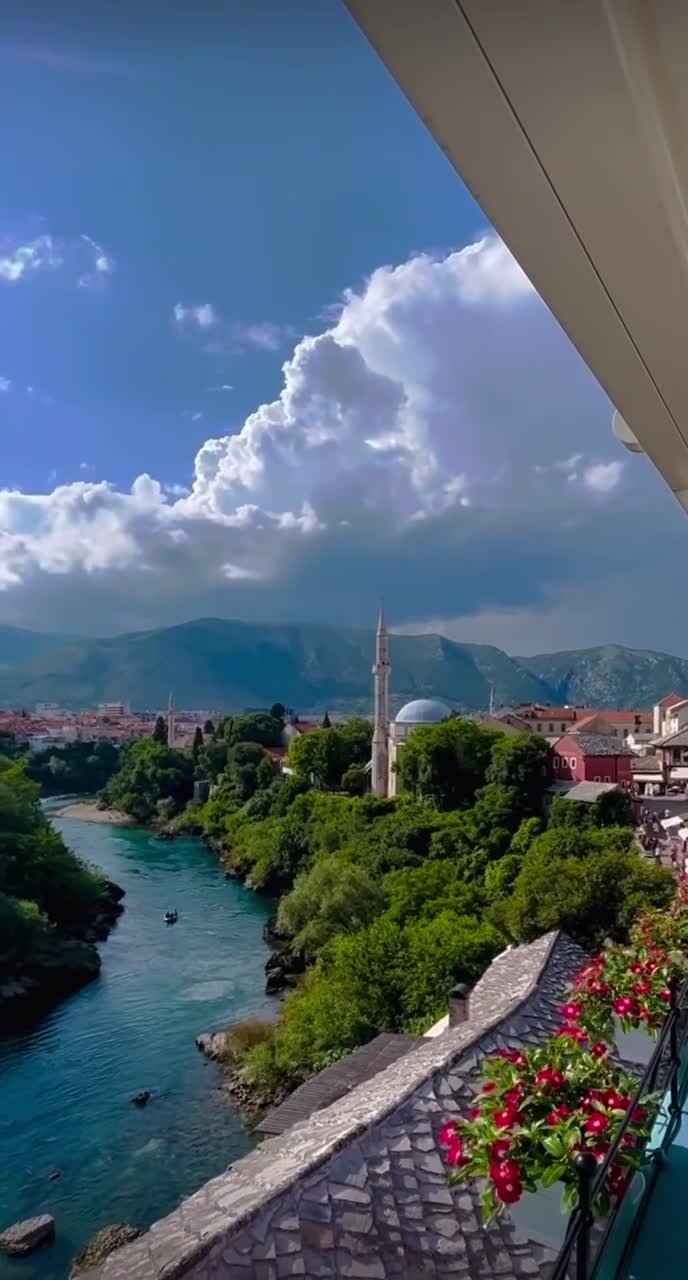 Город Мостар в Боснии и Герцеговине поражает своей уникальной атмосферой благодаря своим историче... смотреть онлайн