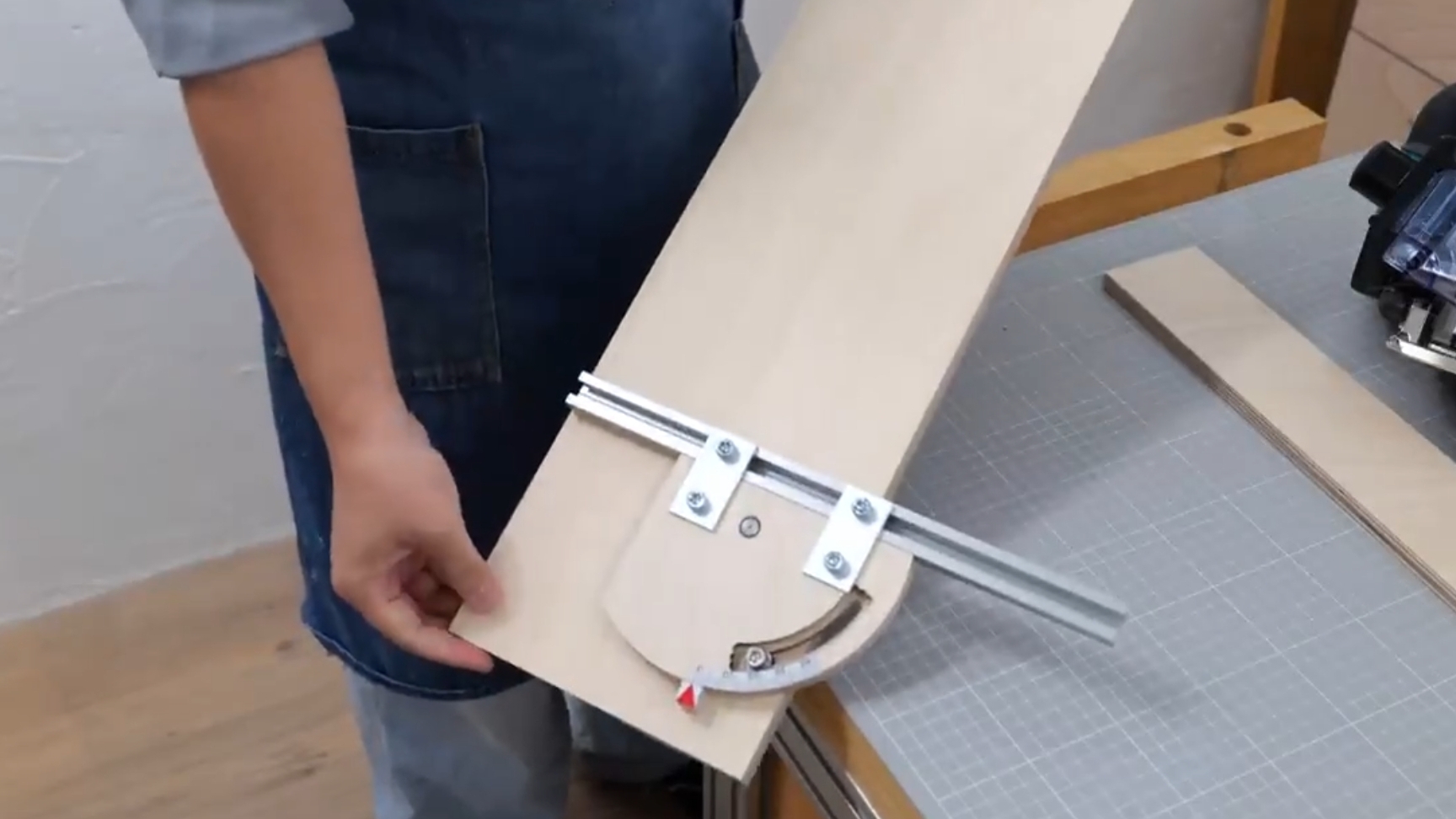 Приспособление для лобзика и пилы. смотреть онлайн