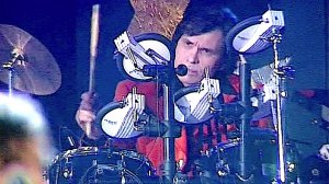 Почему БАРИ АЛИБАСОВ решил добить игрой на барабанах ЮРИЯ ЛОЗУ с его песней ПОСЛЕДНЯЯ КАПЛЯ КРОВИ