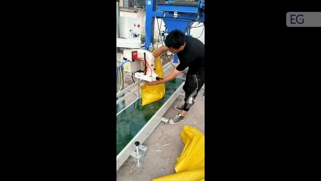 Видео работы фасовочного станка для упаковки угля GK-50 смотреть онлайн