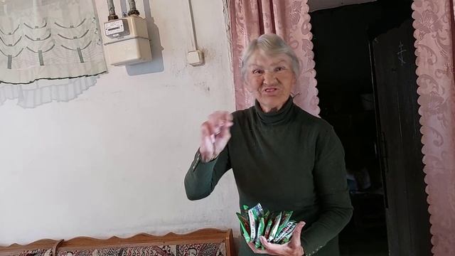 Тетя Валя очень довольна подарком. смотреть онлайн