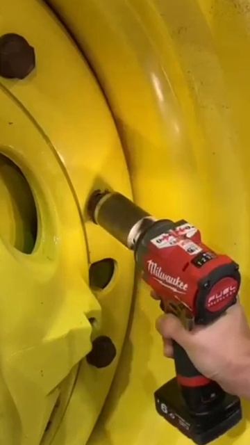 Аккумуляторный гайковерт  Milwaukee M12 FCIWF12