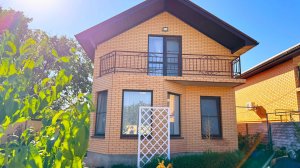 Загородная жизнь: дом с уютными спальнями и панорамными окнами