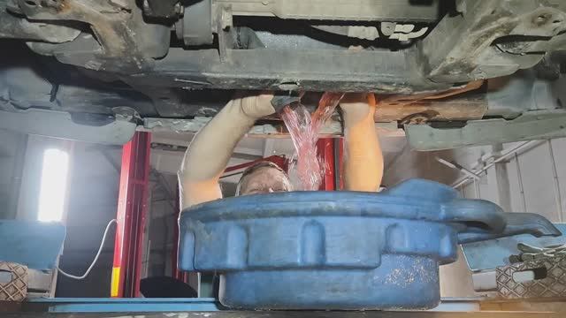 Устраняем течи охлаждающей жидкости. Замена помпы и корпус термостата с 