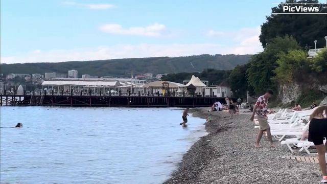 Геленджик пляж пансионата Кавказ сегодня 18 сентября 2025. Какая погода в Геленджике сейчас. Море смотреть онлайн