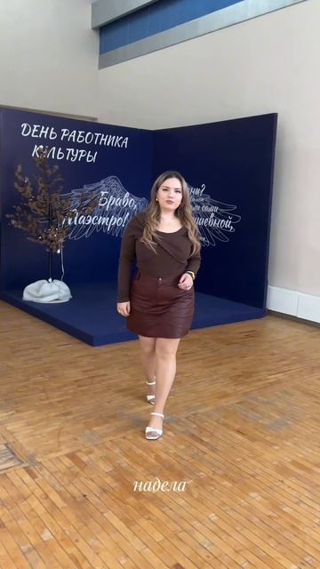 А вы что думаете? Как вам образ?))

Арт на спрей- фиксатор макияжа с шиммером 486779751