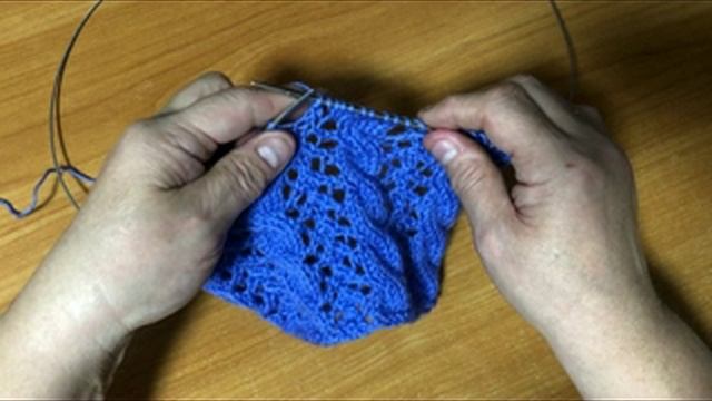 Классный узор спицами Жгуты и ажурность смотреть онлайн